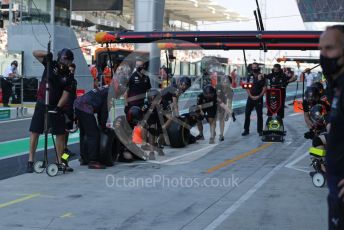 World © Octane Photographic Ltd. Formula 1 – Etihad F1 Grand Prix Abu Dhabi. Red Bull Racing Honda RB16B pit crew standing by. Yas Marina Circuit, Abu Dhabi. Saturday 11th December 2021 Practice 3.