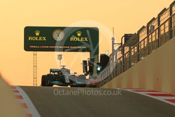 World © Octane Photographic Ltd. Formula 1 – Etihad F1 Grand Prix Abu Dhabi. Mercedes AMG Petronas F1 Team F1 W12 - Lewis Hamilton. Yas Marina Circuit, Abu Dhabi. Saturday 11th December 2021 Qualifying.