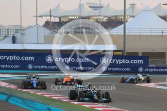 World © Octane Photographic Ltd. Formula 1 – Etihad F1 Grand Prix Abu Dhabi. Mercedes AMG Petronas F1 Team F1 W12 - Valtteri Bottas and Alpine F1 Team A521– Esteban Ocon. Yas Marina Circuit, Abu Dhabi. Sunday 12th December 2021 Race.