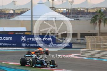 World © Octane Photographic Ltd. Formula 1 – Etihad F1 Grand Prix Abu Dhabi. Mercedes AMG Petronas F1 Team F1 W12 - Lewis Hamilton leads Red Bull Racing Honda RB16B – Max Verstappen. Yas Marina Circuit, Abu Dhabi. Sunday 12th December 2021 Race.