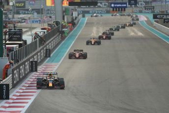 World © Octane Photographic Ltd. Formula 1 – Etihad F1 Grand Prix Abu Dhabi. Red Bull Racing Honda RB16B – Sergio Perez. Yas Marina Circuit, Abu Dhabi. Sunday 12th December 2021 Race.