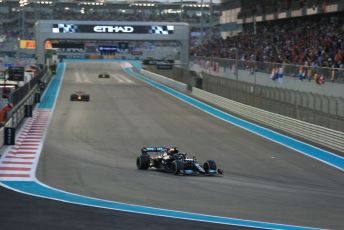 World © Octane Photographic Ltd. Formula 1 – Etihad F1 Grand Prix Abu Dhabi. Mercedes AMG Petronas F1 Team F1 W12 - Lewis Hamilton, Red Bull Racing Honda RB16B – Max Verstappen and Sergio Perez. Yas Marina Circuit, Abu Dhabi. Sunday 12th December 2021 Race.
