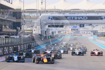World © Octane Photographic Ltd. FIA F2 (Formula 2) – Etihad F1 Grand Prix Abu Dhabi. Race Start. Yas Marina Circuit, Abu Dhabi. Saturday 11th December 2021 Sprint Race 1.
