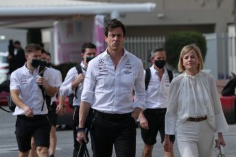 World © Octane Photographic Ltd. Formula 1 – Etihad F1 Grand Prix Abu Dhabi. Toto Wolff - Executive Director & Head of Mercedes - Benz Motorsport and wife Susie Wolff. Yas Marina Circuit, Abu Dhabi. Sunday 12th December 2021.