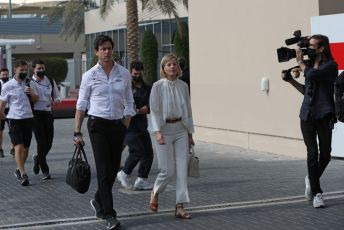 World © Octane Photographic Ltd. Formula 1 – Etihad F1 Grand Prix Abu Dhabi. Toto Wolff - Executive Director & Head of Mercedes - Benz Motorsport and wife Susie Wolff. Yas Marina Circuit, Abu Dhabi. Sunday 12th December 2021.