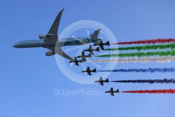 World © Octane Photographic Ltd. Formula 1 – Etihad F1 Grand Prix Abu Dhabi. A6-BMH Etihad Boeing 787-10 Dreamliner in their "Greenliner" livery in formation with the 7 Al Fursan Aermacchi MB-339As overfly the grid.