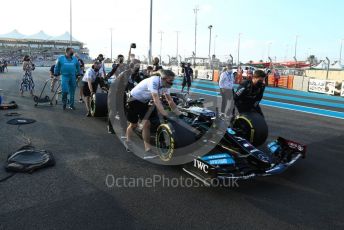 World © Octane Photographic Ltd. Formula 1 – Etihad F1 Grand Prix Abu Dhabi. Mercedes AMG Petronas F1 Team F1 W12 - Lewis Hamilton. Yas Marina Circuit, Abu Dhabi. Sunday 12th December 2021 Grid.