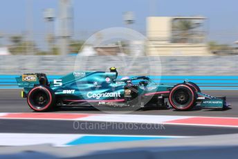World © Octane Photographic Ltd. Formula 1 – F1 Young Driver and Tyre Test. Aston Martin Cognizant F1 Team Mule Car – Sebastian Vettel. Yas Marina Circuit, Abu Dhabi. Tuesday 14th December 2021.