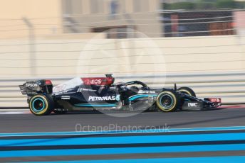 World © Octane Photographic Ltd. Formula 1 – F1 Young Driver and Tyre Test. Mercedes AMG Petronas F1 Team Mule Car – Nick de Vries. Yas Marina Circuit, Abu Dhabi. Tuesday 14th December 2021.
