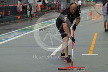 World © Octane Photographic Ltd. Formula 1 – Singapore Grand Prix - Marina Bay, Singapore. Saturday 1st October 2022. Practice 3. Oracle Red Bull Racing Team mechanic clearing water from pitbox.