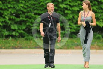 World © Octane Photographic Ltd. Formula 1 – Singapore Grand Prix - Marina Bay, Singapore. Sunday 2nd October 2022. Arrivals. Mika Hakkinen and daughter.