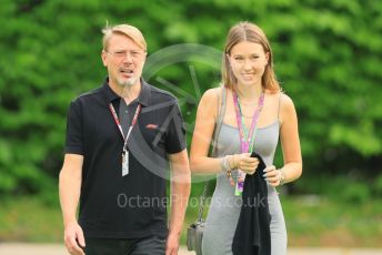 World © Octane Photographic Ltd. Formula 1 – Singapore Grand Prix - Marina Bay, Singapore. Sunday 2nd October 2022. Arrivals. Mika Hakkinen and daughter.