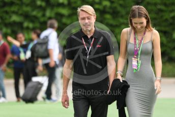 World © Octane Photographic Ltd. Formula 1 – Singapore Grand Prix - Marina Bay, Singapore. Sunday 2nd October 2022. Arrivals. Mika Hakkinen and daughter.