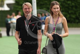 World © Octane Photographic Ltd. Formula 1 – Singapore Grand Prix - Marina Bay, Singapore. Sunday 2nd October 2022. Arrivals. Mika Hakkinen and daughter.